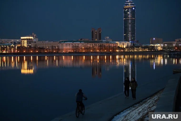 Пока Исеть не покрылась льдом, можно успеть полюбоваться ее водами
