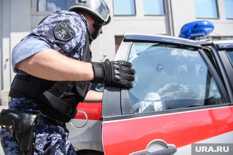 Сотрудники Росгвардии задержали мужчину, который удерживал в заложниках двух женщин