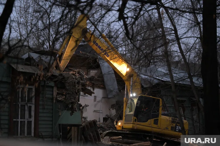 Здесь большое количество экскаваторов и клубы пыли