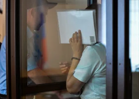 Замдиректора школы в ЯНАО признали виновной в получении взяток от бизнесмена из Екатеринбурга