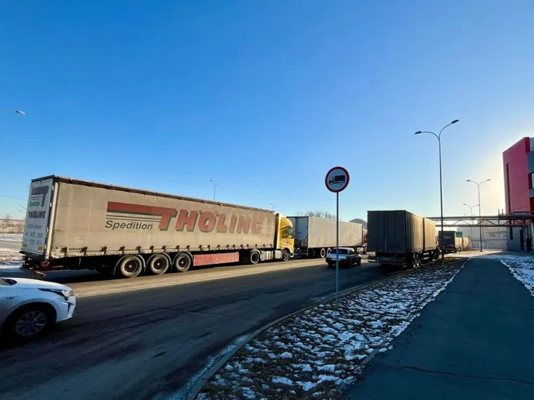 Большегрузы у ТРК "Алмаз" в Челябинске