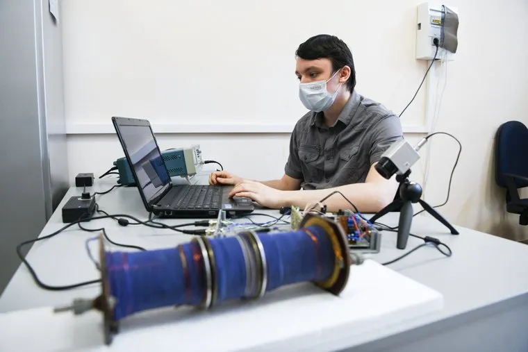 Владимир Якушев в институте физики металлов УРО РАН. Екатеринбург