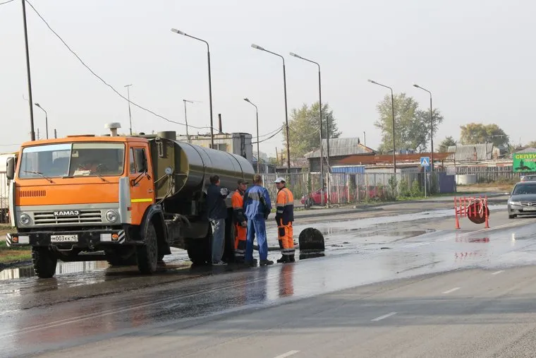 Прорыв воды у спорткомплекса
Курган, прорыв воды