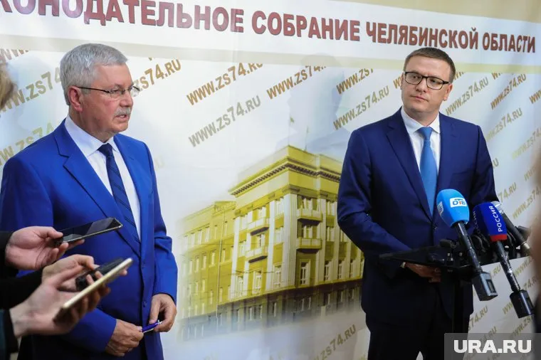 Владимир Мякуш (слева) передаст партийный пост Алексею Текслеру