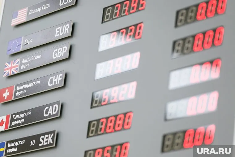 Колебание курса доллара отмечают примерно в половине банков Тюмени