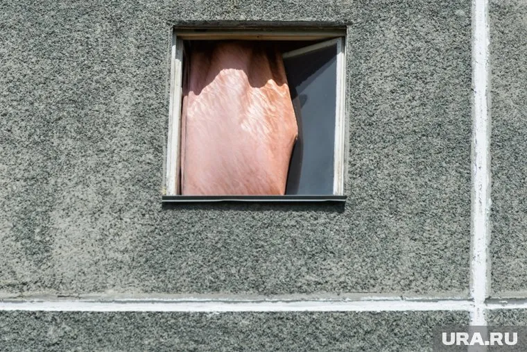 Депутат выпал из окна в прошедшие выходные