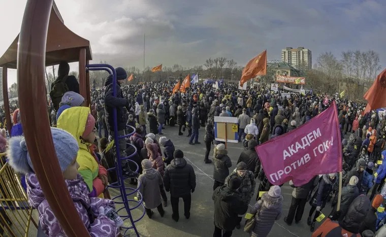 Митинг в Челябинске в сквере Колющенко необр