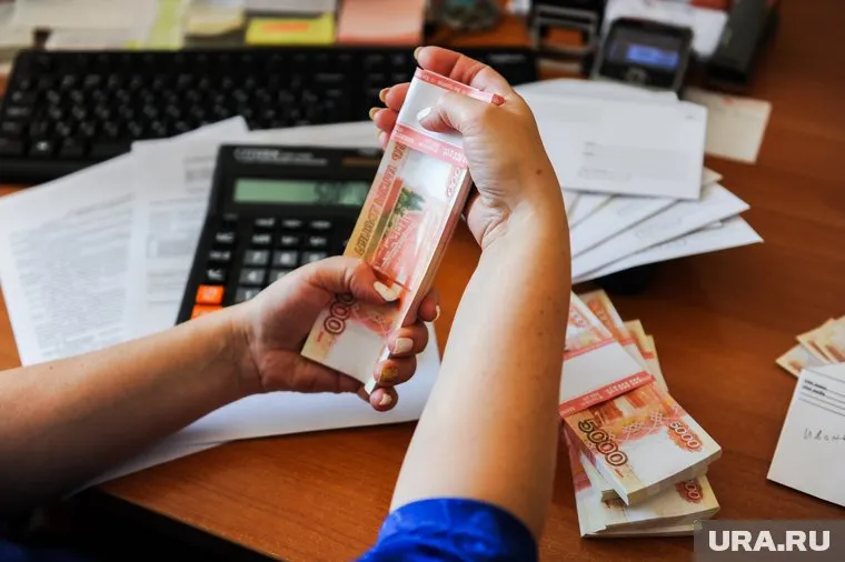Несколько сотен жителей из четырех уральских регионов ежемесячно получают больше миллиона