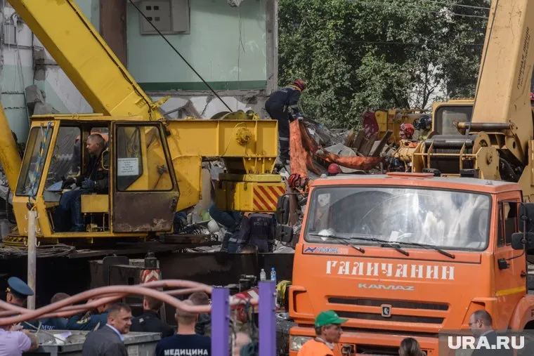В Астрахани обрушился подъезд жилого дома — МЧС ликвидирует последствия