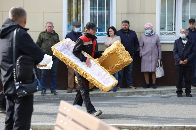 В Кировграде прощаются со зверски убитыми матерью и ее детьми.