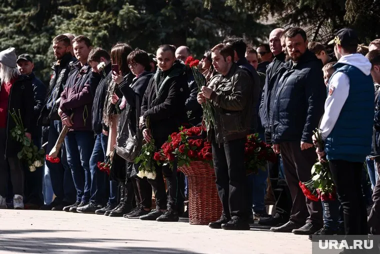 Проститься с Владленом Татарским пришли сотни граждан