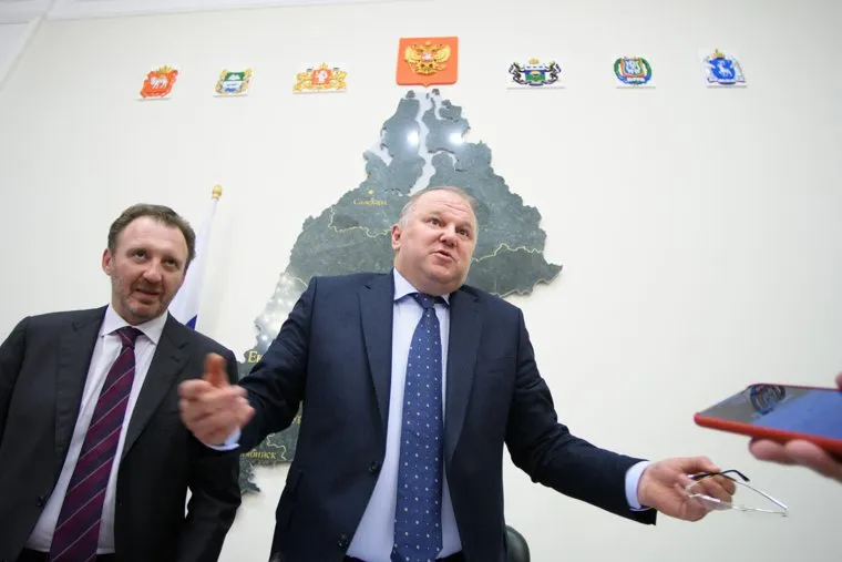 Совещание с представителями партий УрФО в полпредстве. Екатеринбург, разводит руками, борисов кирилл, цуканов николай