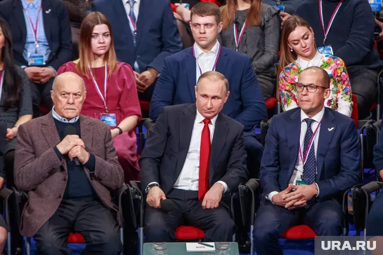 Облака сложились в несколько лиц, и какое из них похоже на президента России, понять непросто