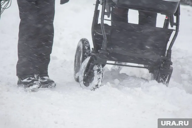 Глыба льда упала с крыши на детскую коляску