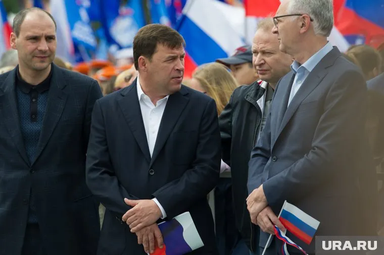 Куйвашев (справа) поручил Паслеру оперативнее реагировать на возможные конфликты