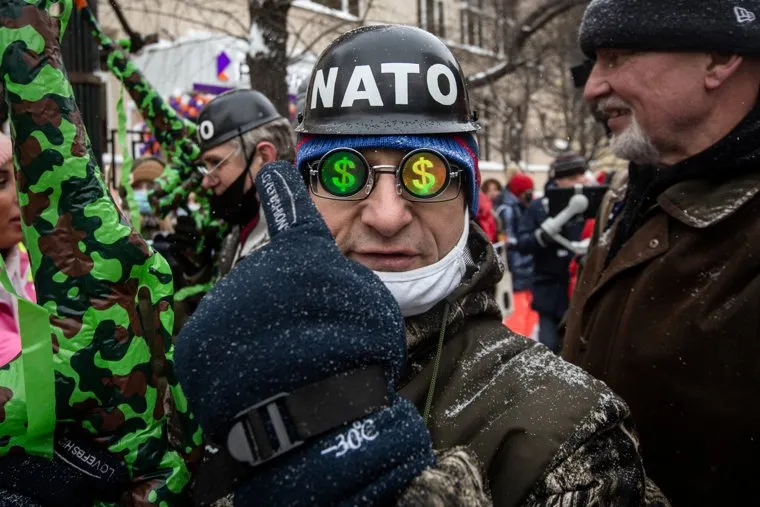 Несанкционированная акция «Цепь солидарности» в день Святого Валентина вдоль улицы Старый Арбат. Москва