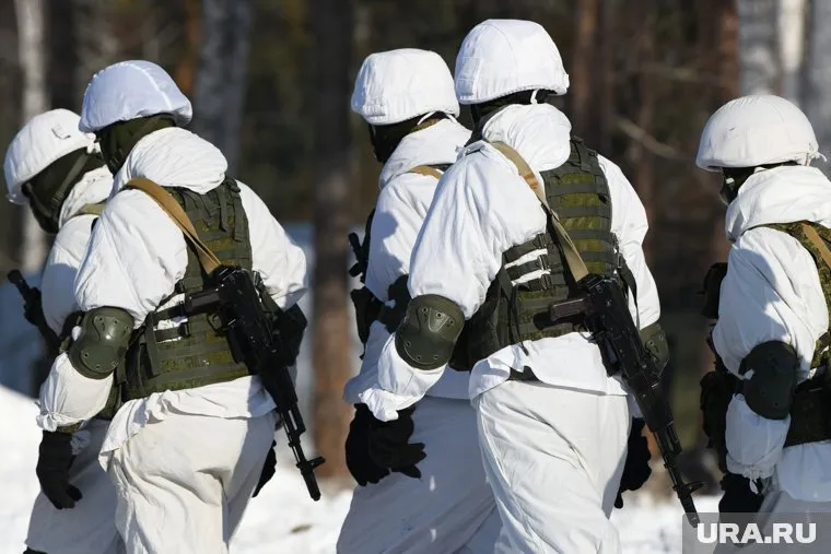 Уклонисты используют зимние маскировочные костюмы