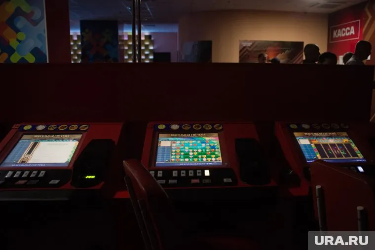 На активиста напали во время повторного рейда на подпольное казино