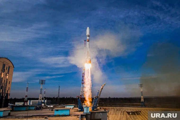 Россия отправит межпланетную станцию на южный полюс Луны в мае, сообщил Дмитрий Рогозин