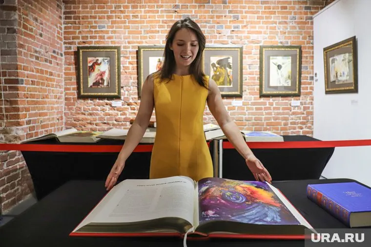 Посетители смогут полистать Библию с работами Дали