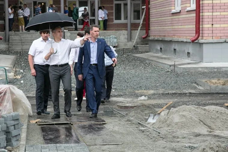 Объезд города ВРИО губернатора Александра Моора. Тюмень, моор александр, шустов сергей, зонт