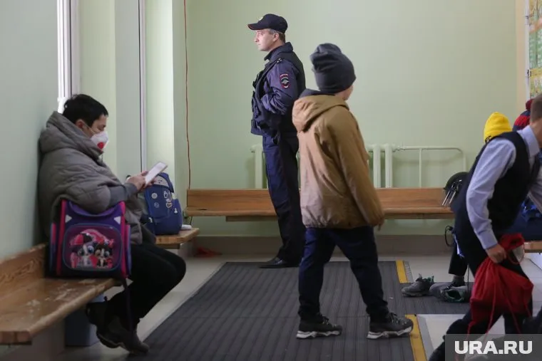 Полицейские дежурят в школах Тюмени с самого утра