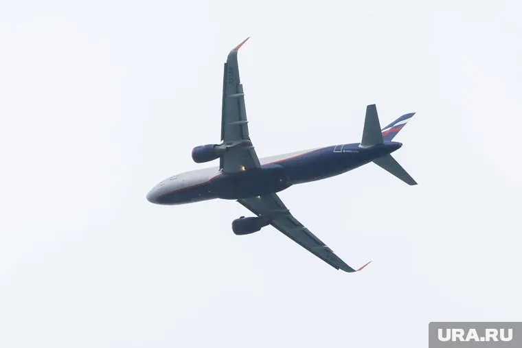 На борту находились 340 пассажиров и 12 членов экипажа