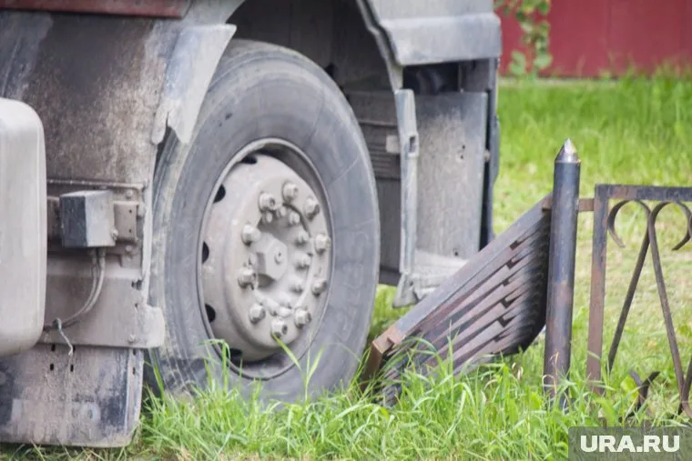 Грузовик с отказавшими тормозами смял несколько машин на трассе