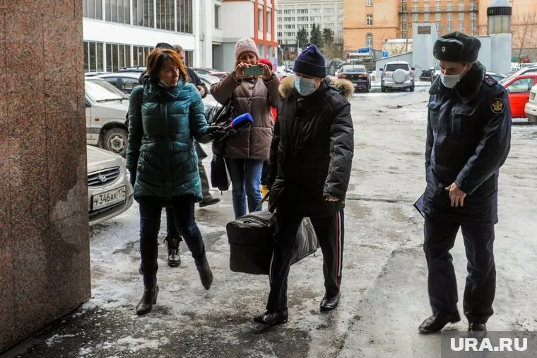 Прокуратура будет требовать ужесточения наказания Евгению Тефтелеву (в центре)