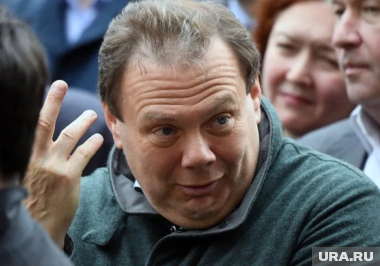 Может быть, мне стоит убирать дом самому, заявил Фридман, комментируя заморозку счетов