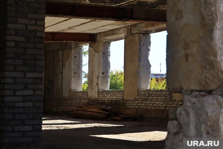 Спасатели помогли девочке спуститься с заброшки в Кетовском округе