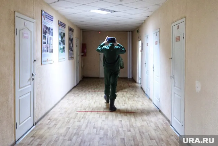 Россияне чувствуют досаду, что с военных вымогают деньги