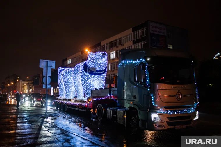 Водители приветствовали мишек сигналами, а пешеходы делали памятные селфи