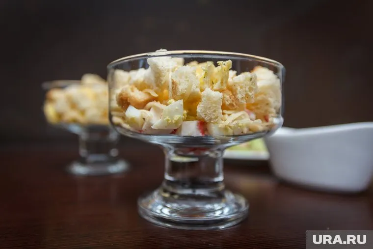 Пять человек отравились салатом "Цезарь"