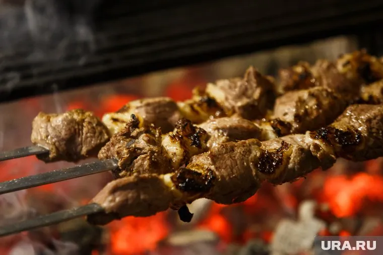 Куски шашлыка должны быть до четырех см, чтобы мясо было нежным, советует Александр Малханов