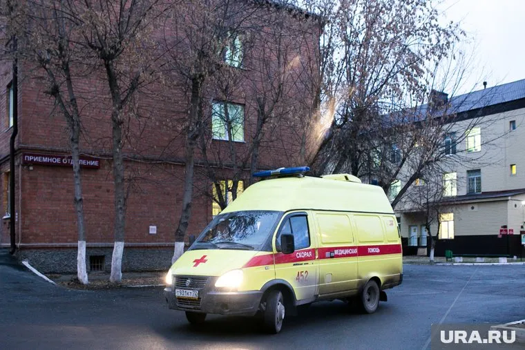 С места происшествия мужчину увезли на скорой помощи