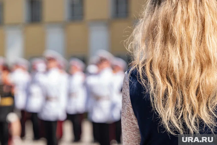 Чиновница якобы оттаскала девочку за волосы из-за того, что они с подругой шумели ночью