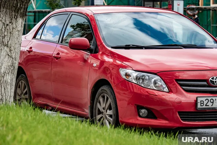 Водителям за парковку на газоне грозит штраф, предупредил юрист