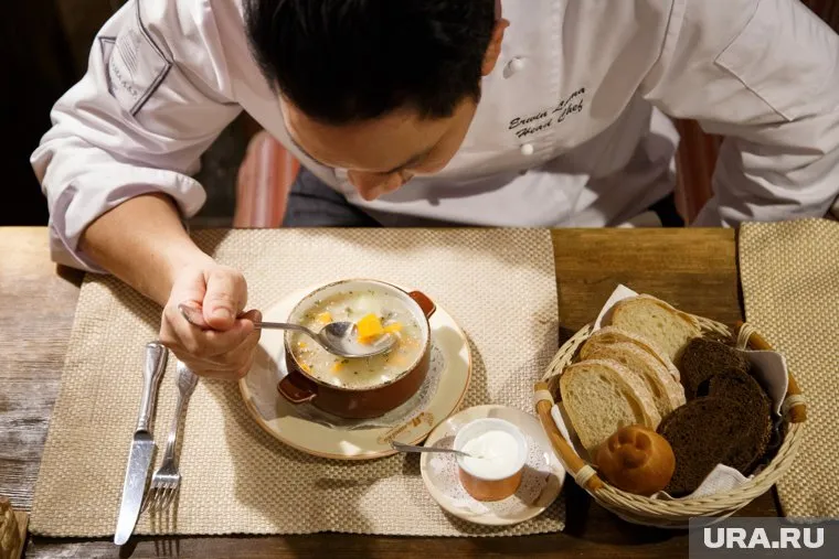 Тюменский ресторан-музей принял участие в гастрофестивале, где подавал уху с нефтью