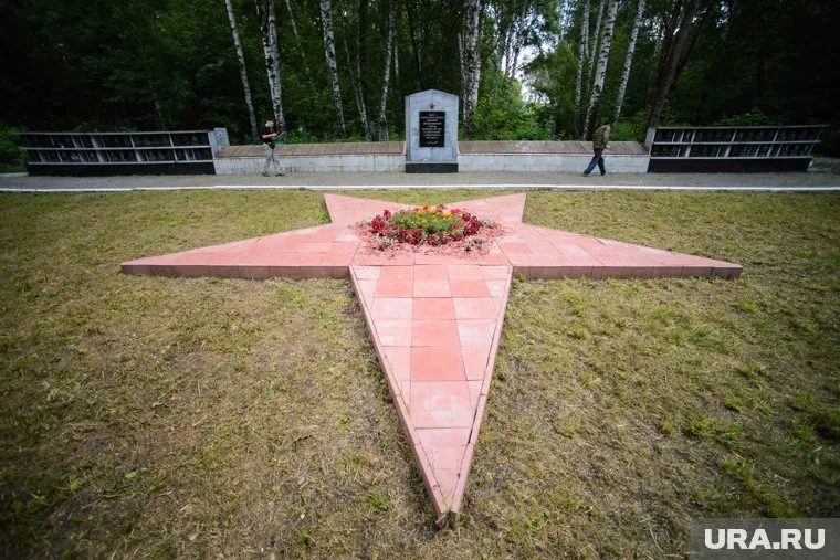 Михайловскому кладбищу повезло: здесь не только сохранили воинские захоронения, но и поставили памятник. Судьба других братских могил и памятников  печальна