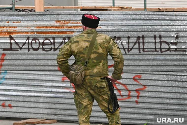 Они выставили пикет и проверяли паспорта у идущих на вечеринку