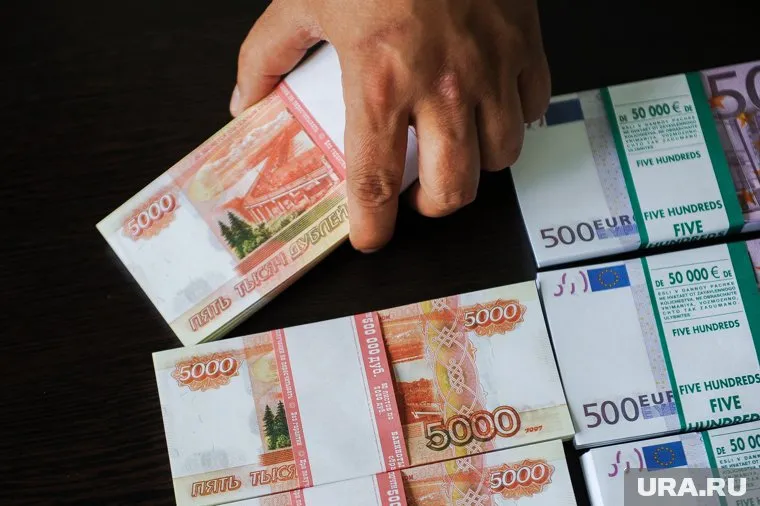 Россиянам не нужно экстренно менять рубли на другие валюты, уверен экономист