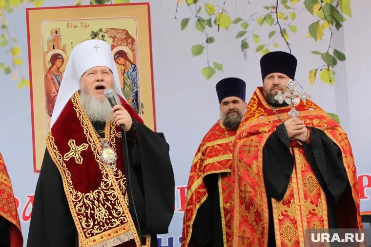 Владимир Дедов (справа) вступил в конфликт с митрополитом Иосифом