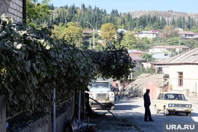 Азербайджан продвигается к столице Нагорного Карабаха, заявил Беглаяр