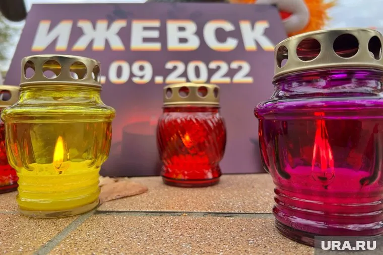 По словам соседей, последние несколько лет стрелок ходил по улице в черной маске