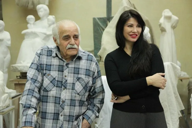 Ирина Текслер в мастерской скульптора Вардкеса Авакяна. Челябинск