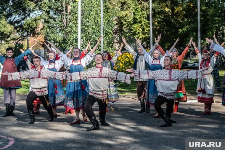 На Красную горку молодежь водит хороводы, чтобы отпраздновать приход весны