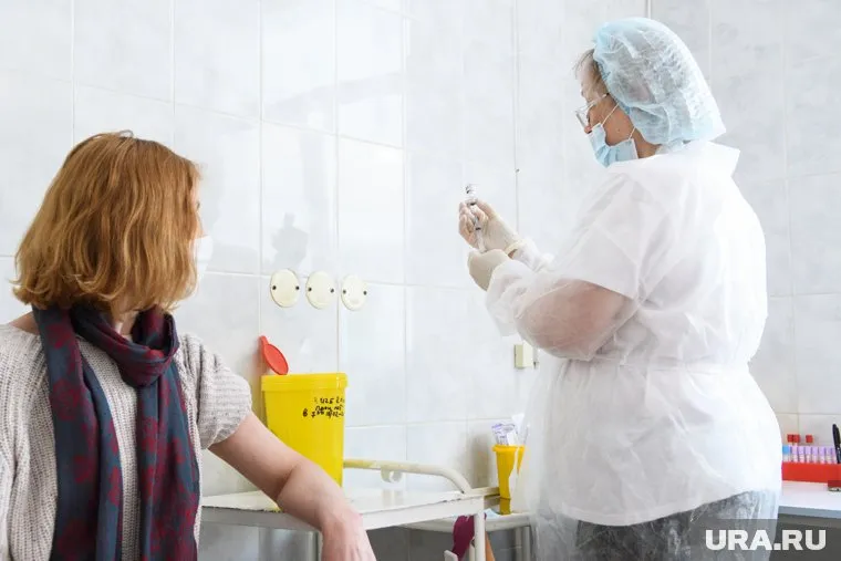 Работодателям разрешили отстранять от работы сотрудников, отказавшихся делать прививку от COVID-19