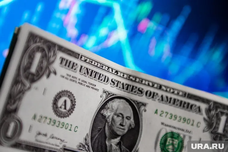Впервые с июня 2021 года курс валюты США опустился ниже 72 рублей