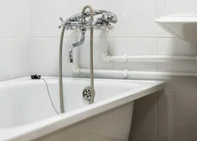 Кровавое падение в ванне: курганец взыскал деньги за травму, полученную в съемной квартире